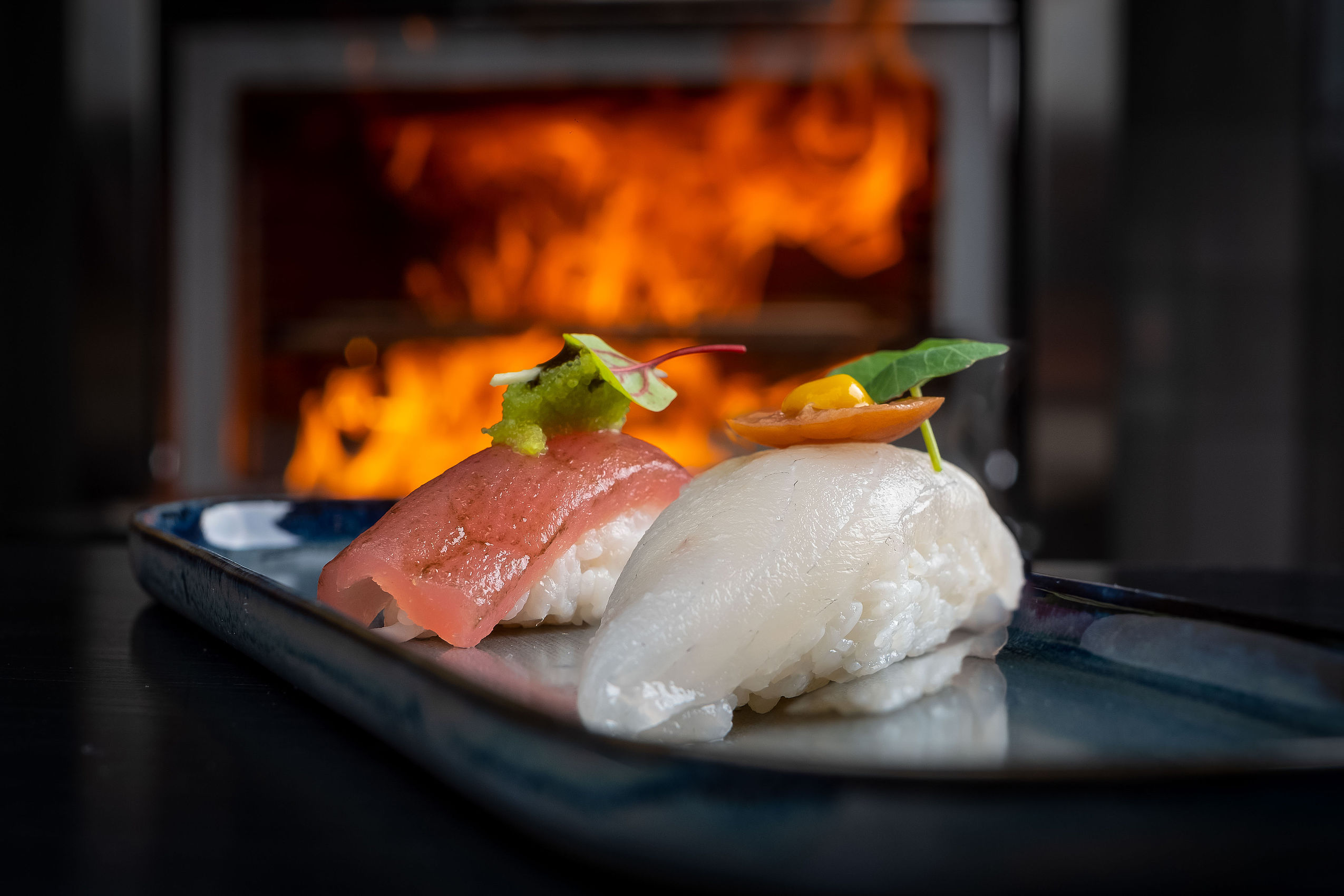 Sushi vor einem brennenden Kaminfeuer im Sushi Restaurant INTUU in Göttingen