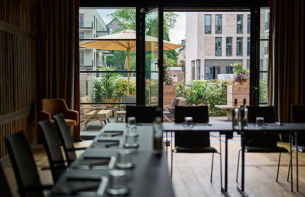 Foto aus dem Inneren eines Restaurants mit Blick auf die Außenterrasse