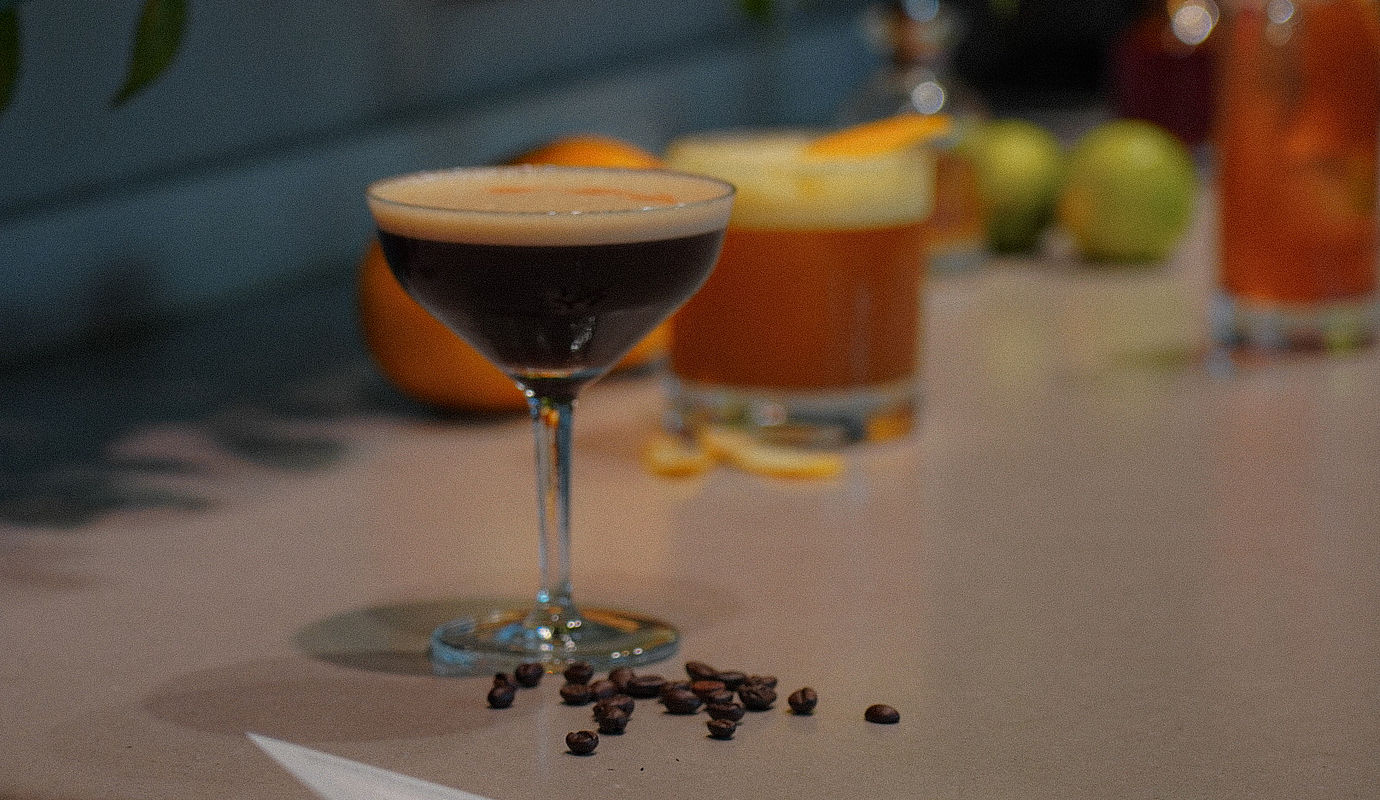 Ein Glas Espresso-Martini auf einem Tisch in der Herbarium-Bar.