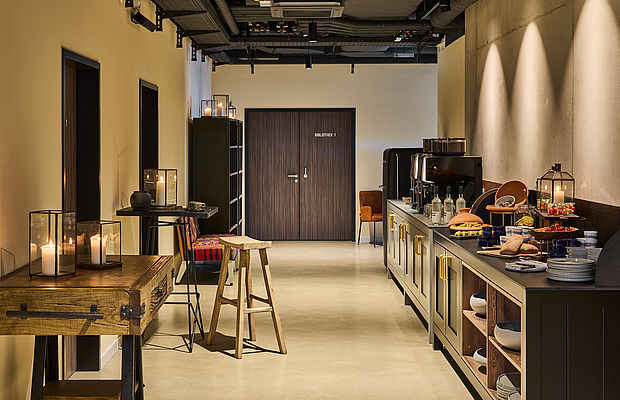 Tagungsfoyer mit Snacks und Kaffeestation