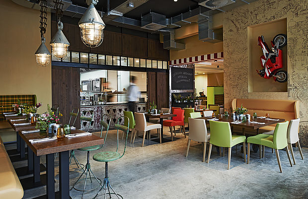 Blick in das zum Essen eingerichtete Restaurant Genusswerkstatt