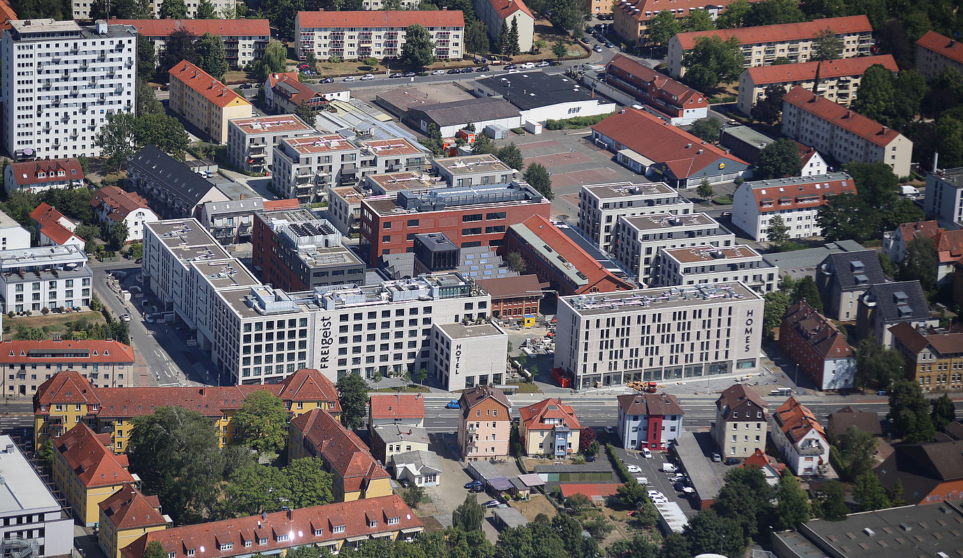 Eine Drohnenaufnahme des Hotel FREIgeist in Göttingen Nordstadt und dessen Umgebung