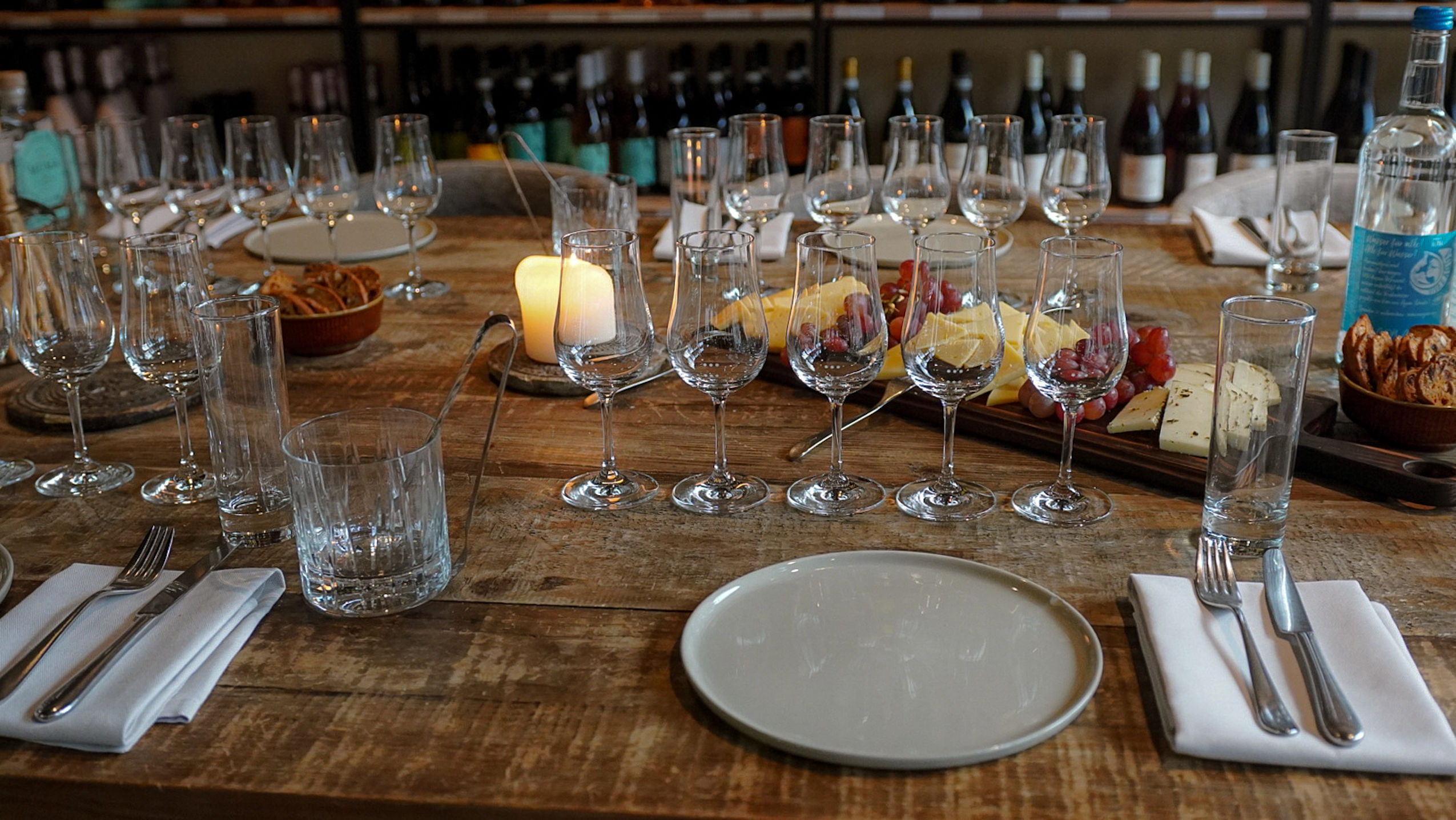 Eingedeckter Tisch für Olivenöl-Tasting im Viani Alimentari in Göttingen. 