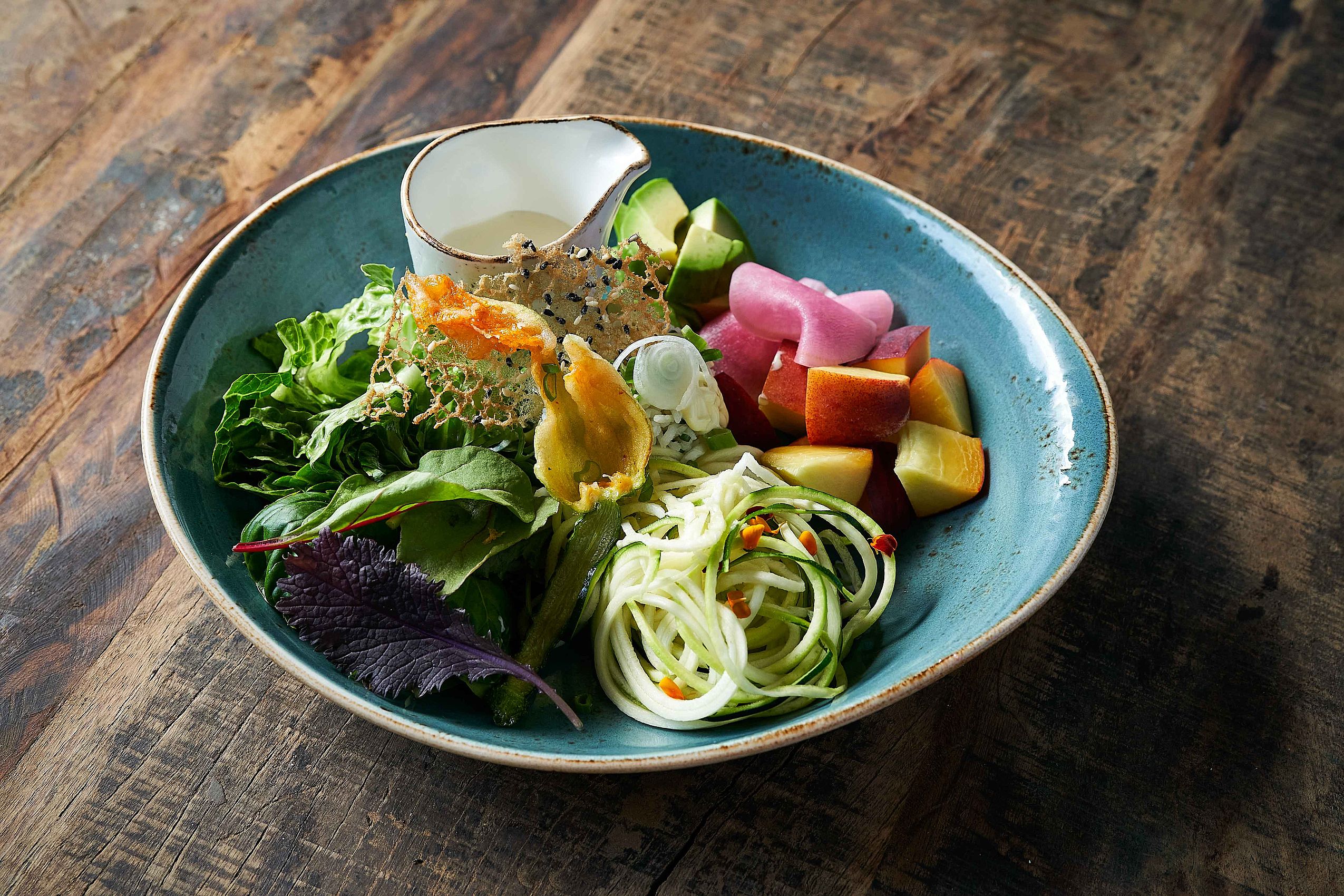Ein vielfältiger Salat mit verschiedenen Zutaten im Restaurant Waldwerk in Northeim
