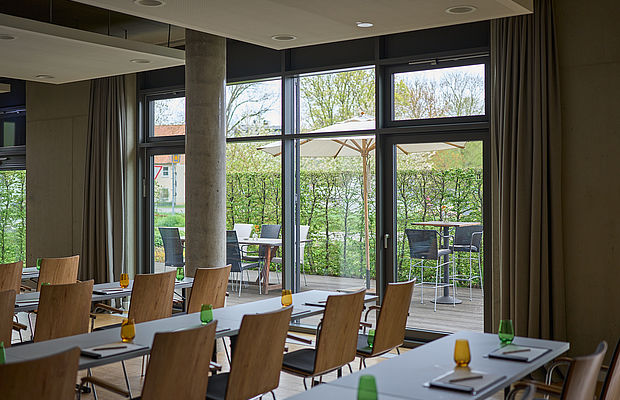 Konferenztische neben einem Fenster mit Blick auf den Garten