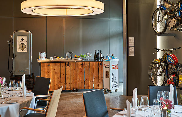 Eventlocation mit rustikaler Bar und stilvoll eingedeckten Tischen im PS.Speicher.