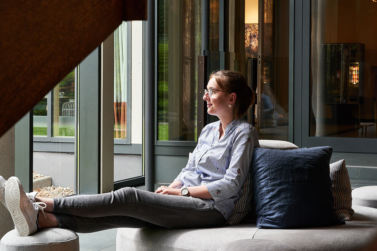 Eine Frau macht eine Pause auf einem Sofa von ihrem Job im Hotel in Northeim