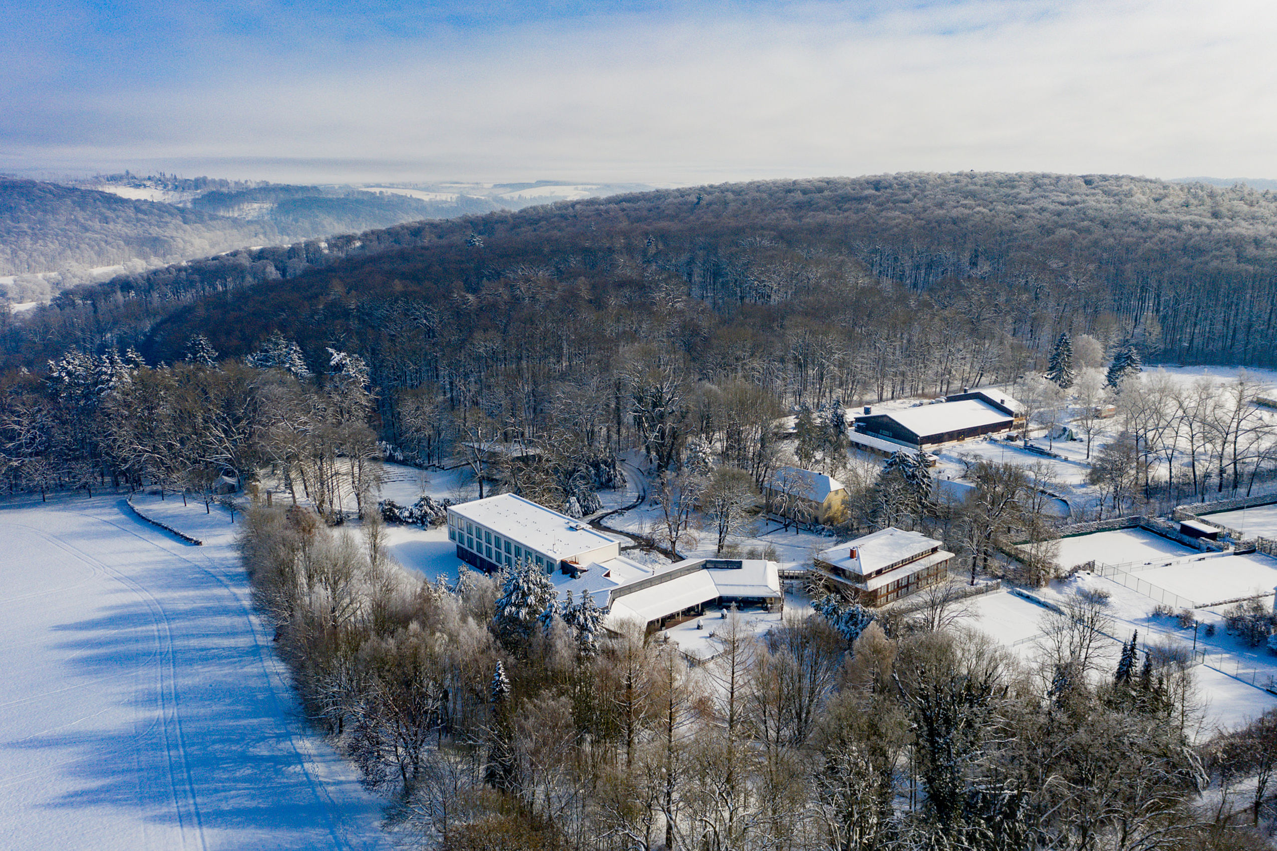 Das Hotel FREIgeist und die umliegende Landschaft im Winter