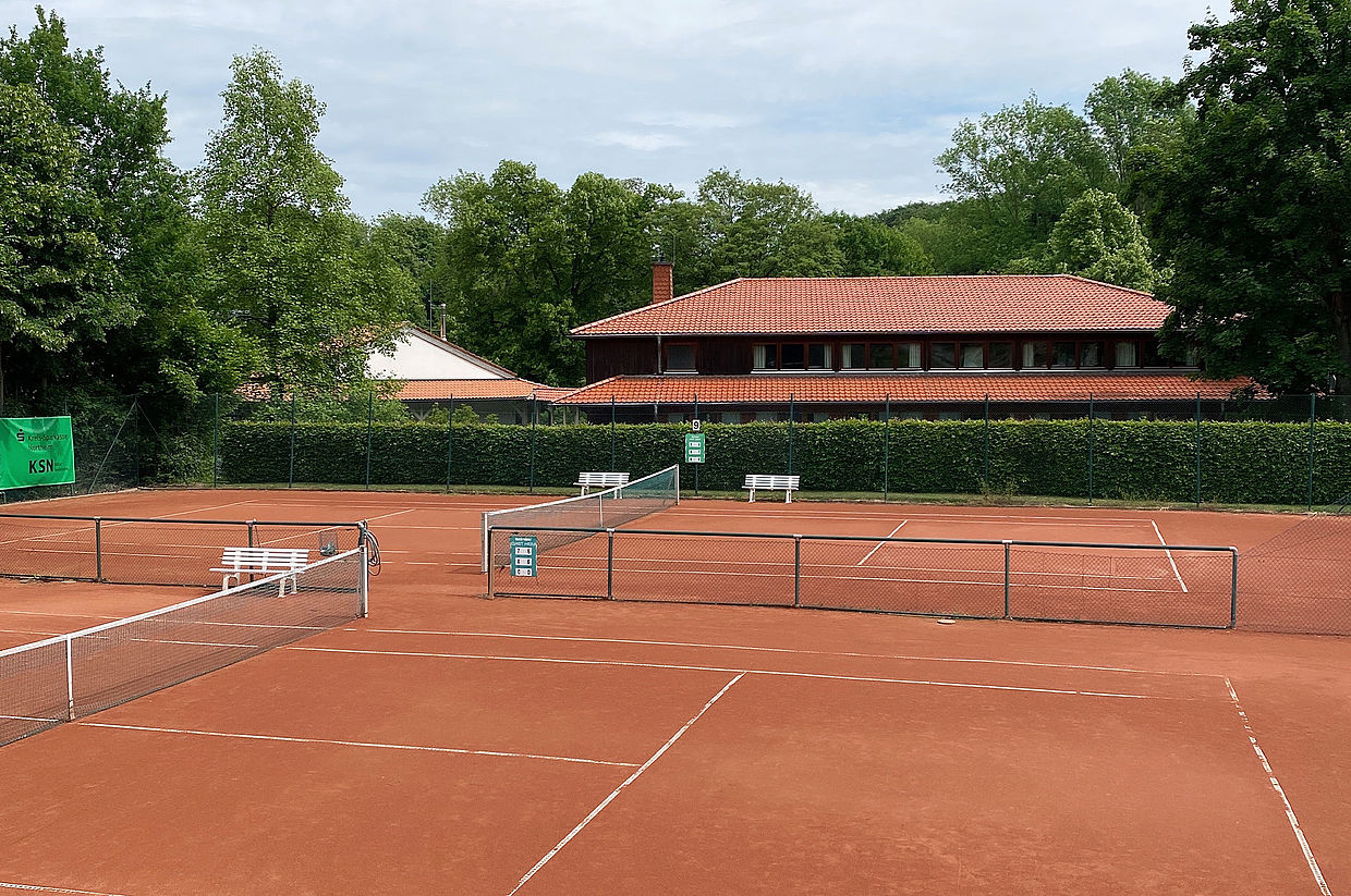 Der große Tennisplatz des Hotel FREIgeist Northeim mit mehreren Spielfeldern