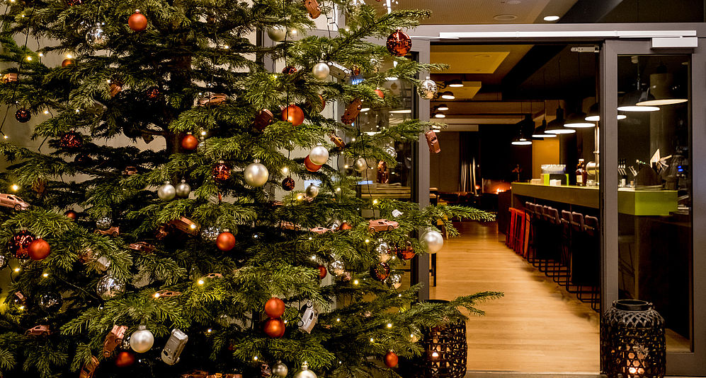 Ein schön geschmückter Weihnachtsbaum mit roten und goldenen Kugeln
