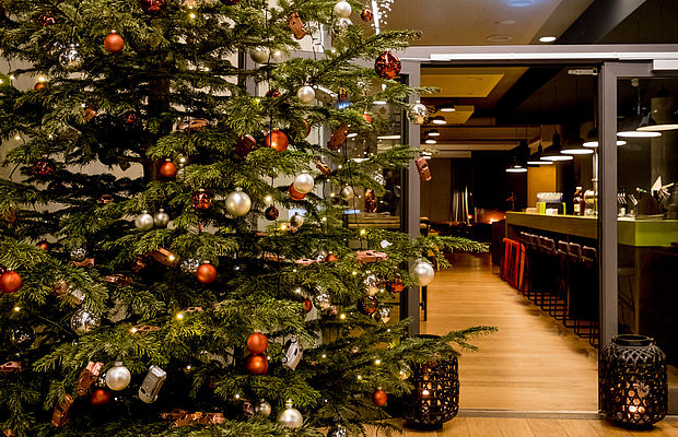 Ein schön geschmückter Weihnachtsbaum mit roten und goldenen Kugeln