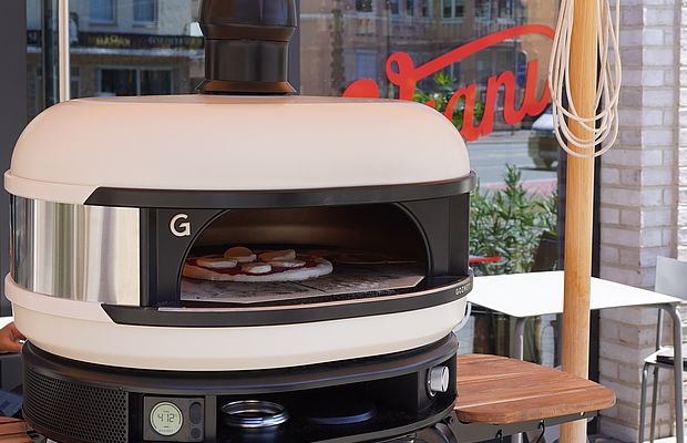 Pizzasteinofen vor dem Viani Alimentari in Göttingen