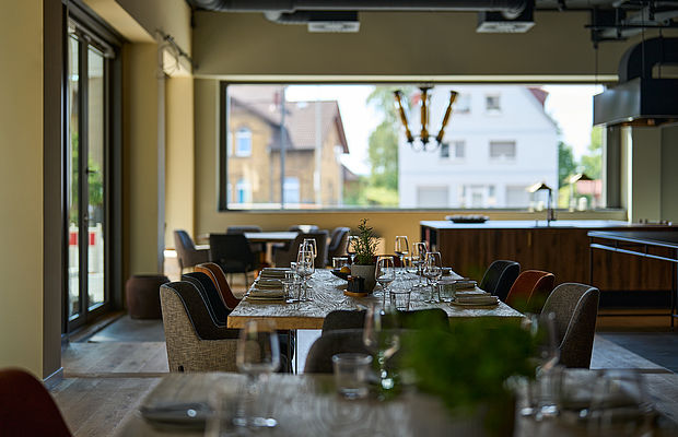 Gedeckter Esstisch im modernen Restaurant mit Blick nach draußen.