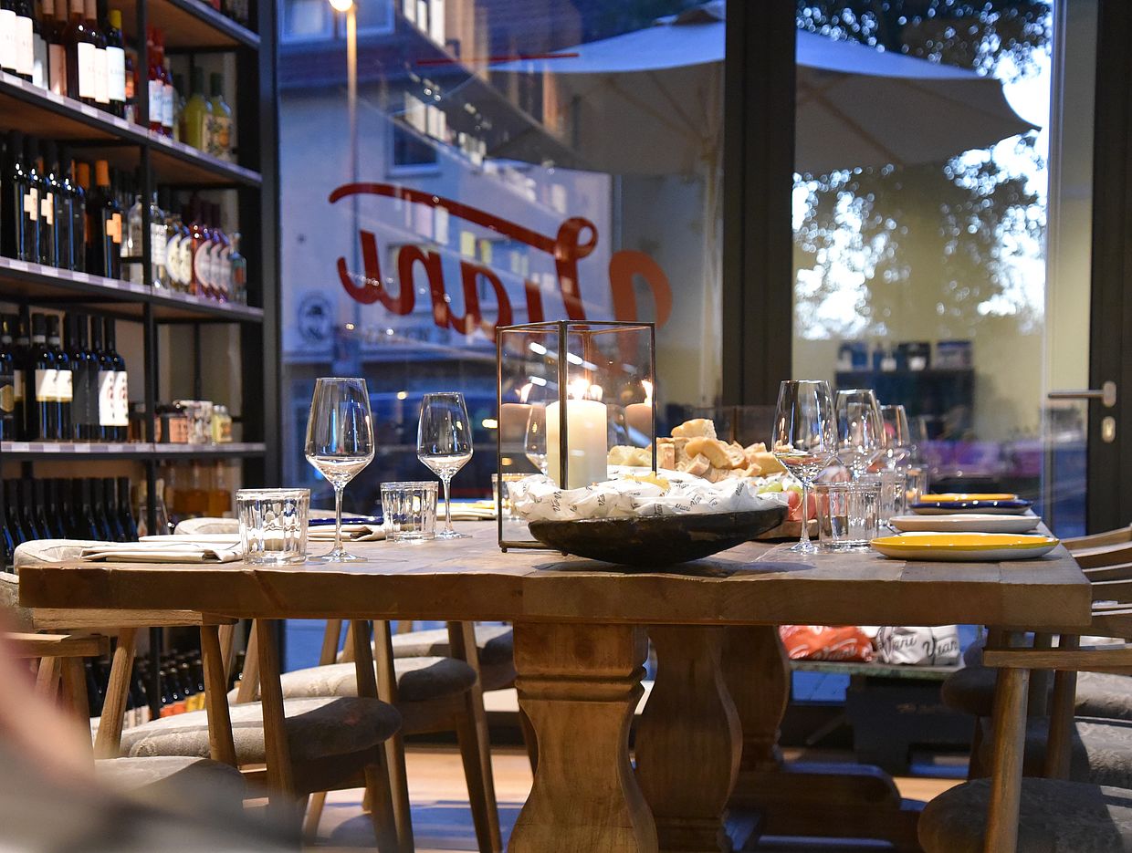 Eingedeckter Tisch im Viani Alimentari in Göttingen Nordstadt. 