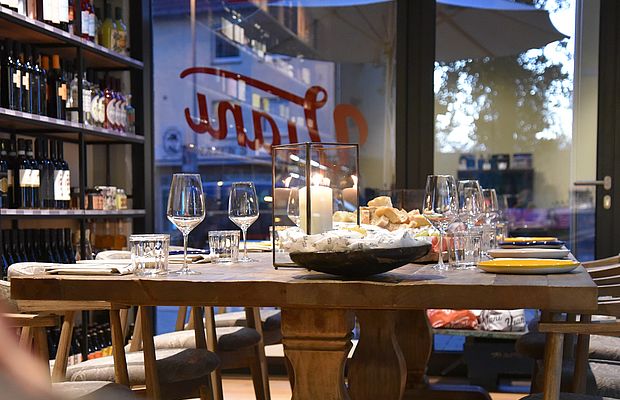 Eingedeckter Tisch im Viani Alimentari in Göttingen Nordstadt. 