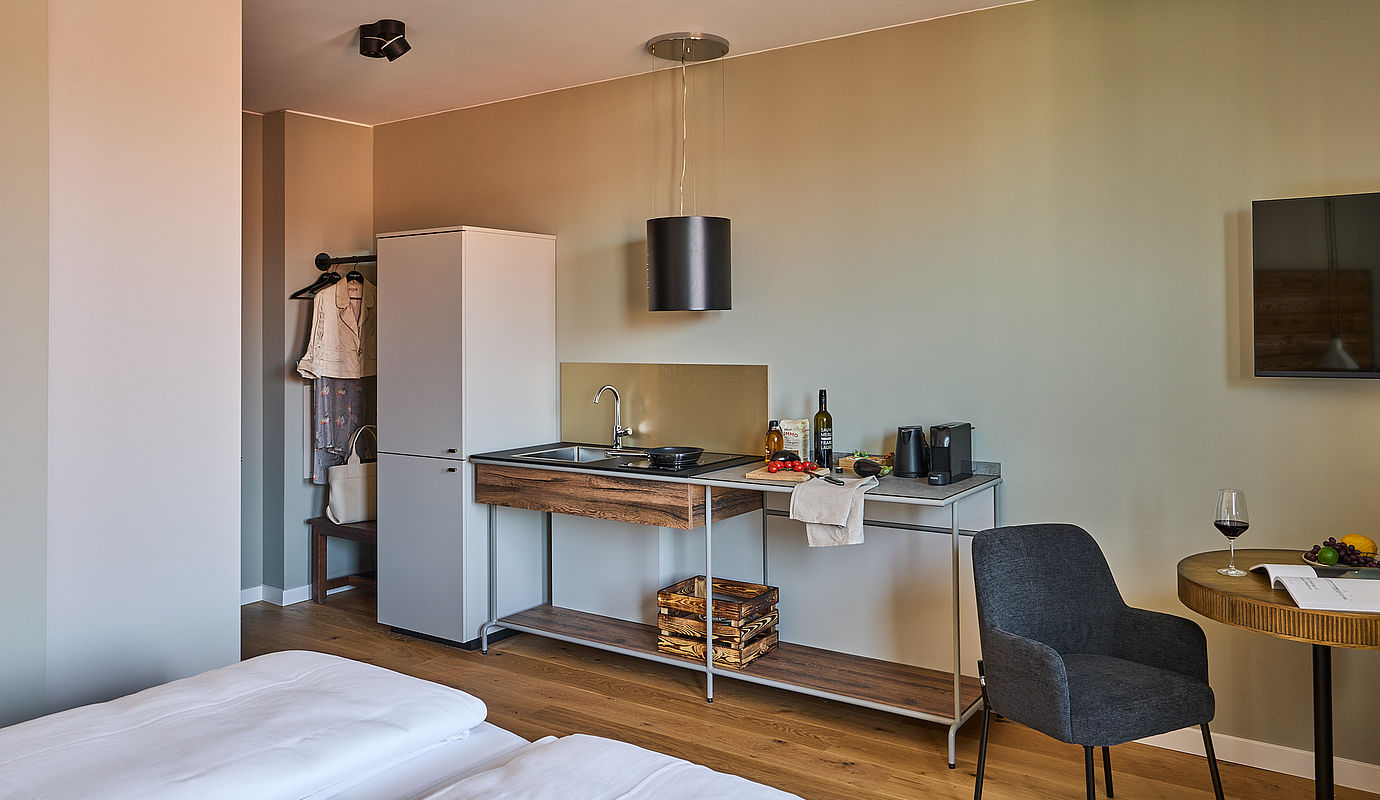 Eine kleine, einfache Einbauküche in einem Apartment im Hotel FREIgeist
