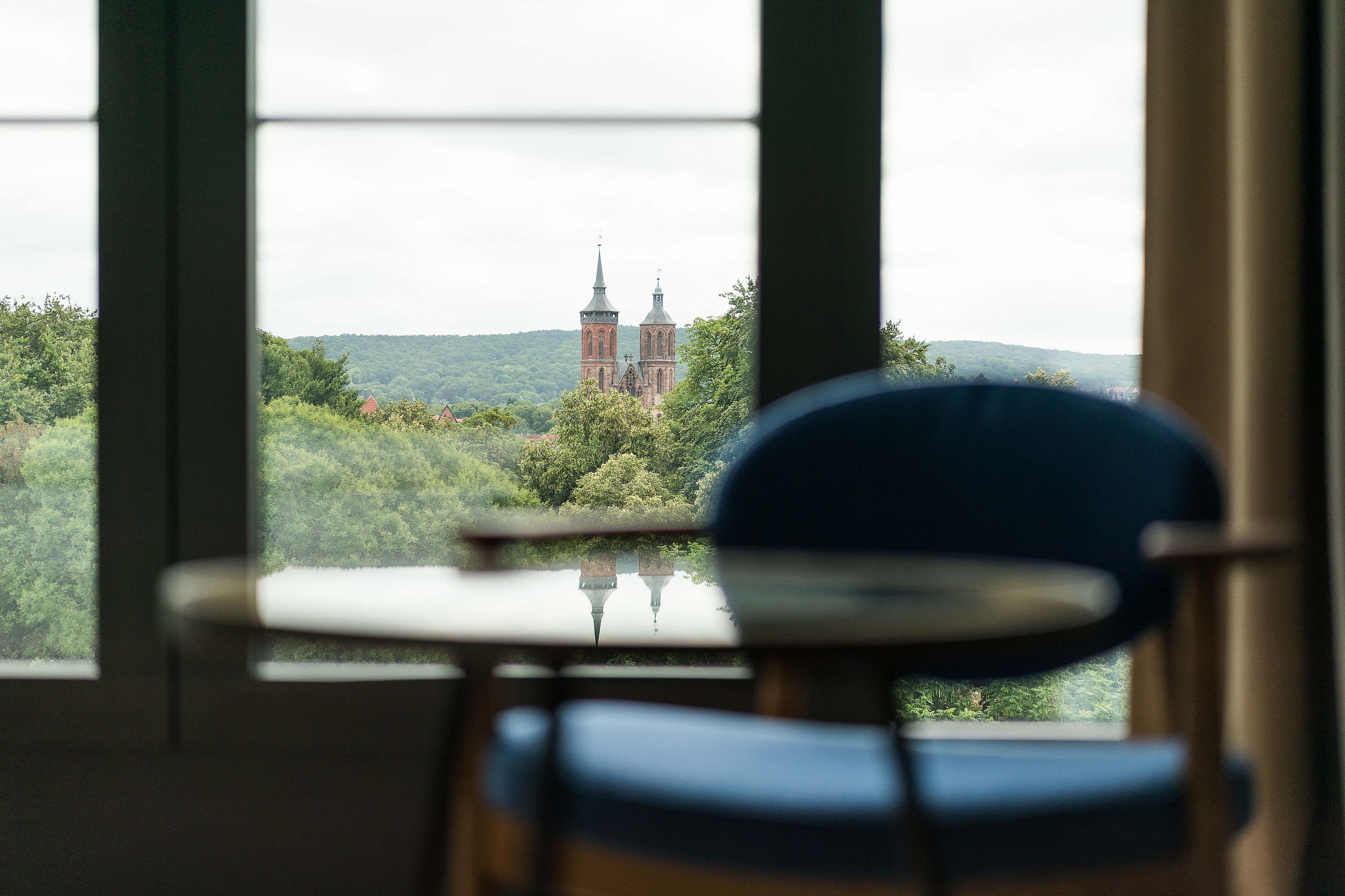Blick von einem Design Zimmer des Hotel FREIgeist Göttingen Innenstadt auf zwei Türme