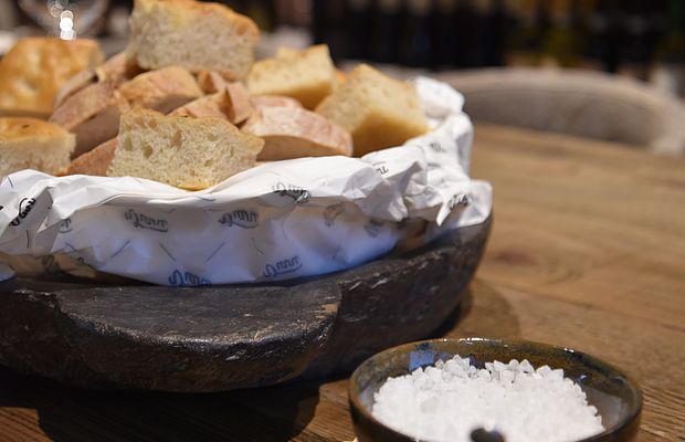 Ciabatta und Meersalz auf einem Holztisch 