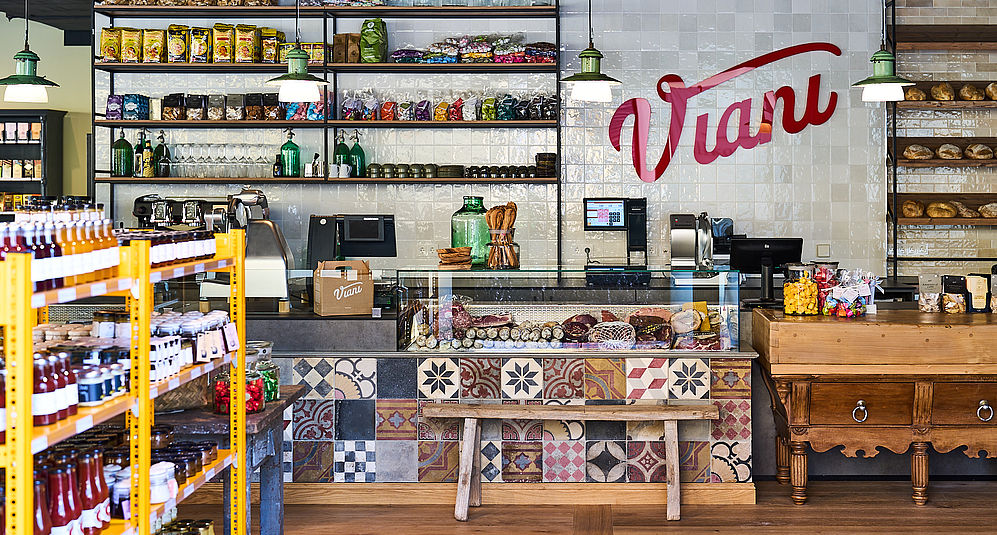 Das kleine, bunte Café "Viani Alimentari" im Hotel FREIgeist in Göttingen Nordstadt mit leckeren Snacks und Getränken