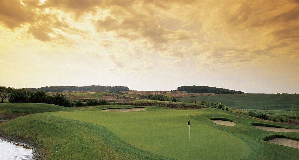 Der weitläufige Golfplatz nahe des Golfhotel FREIgeist in Niedersachsen bei Sonnenuntergang