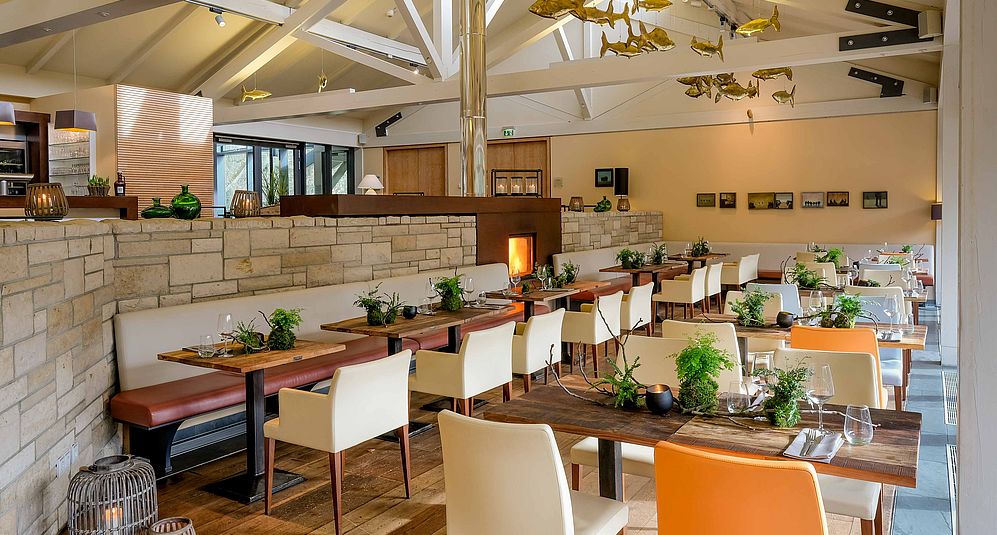 Das schöne Restaurant "Waldwerk" des Hotel FREIgeist Northeim mit edler Walddekoration