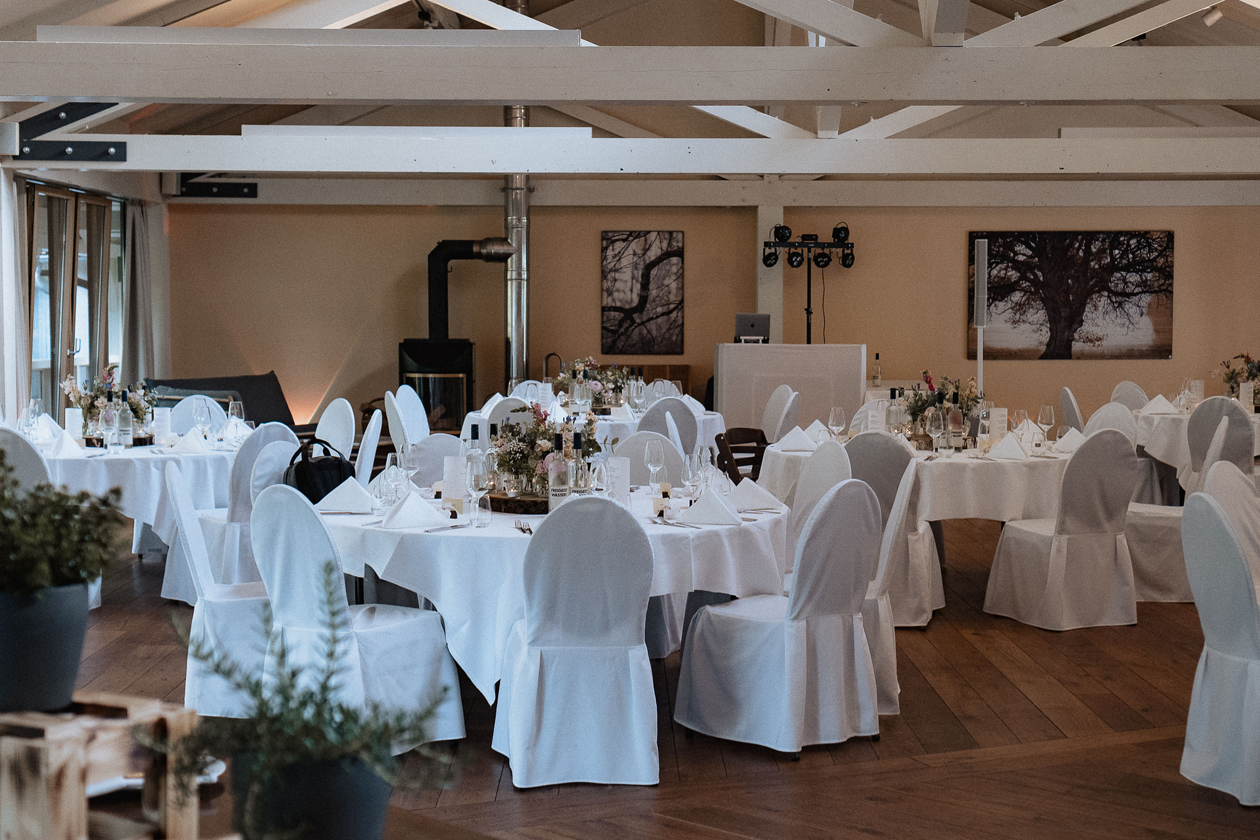 Ein edel geschmückter Veranstaltungsraum "FREIblick" für große Events im Hotel FREIgeist Northeim