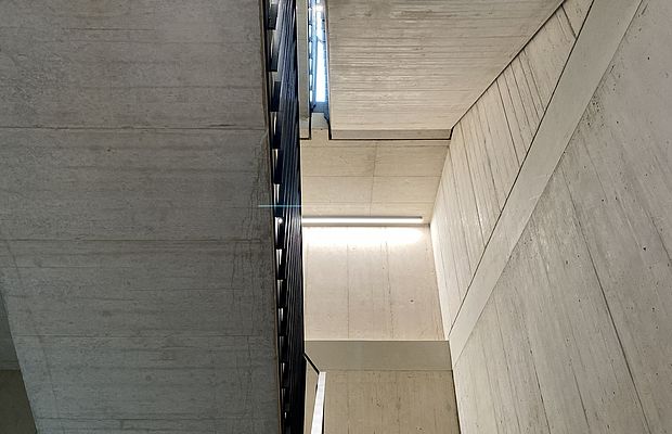 Ein Blick von unten auf die Treppe im Flur des Kunsthauses in Göttingen