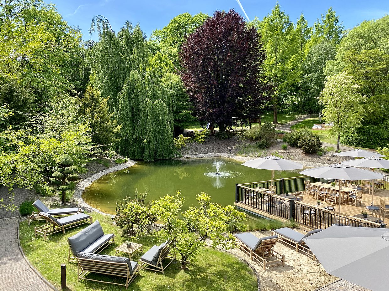 Ein Blick auf die Außenterrasse des Hotels FREIgeist Northeim, mitten im Grünen.