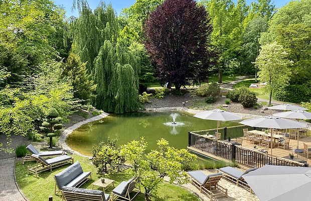 Ein Blick auf die Außenterrasse des Hotels FREIgeist Northeim, mitten im Grünen.
