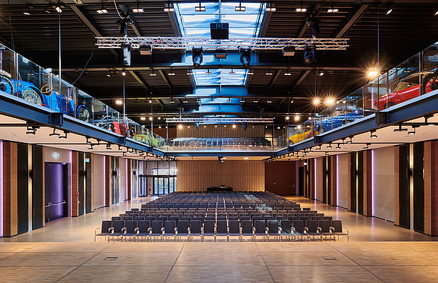 Ein Blick auf die angeordneten Stühle in der großen Halle von PS. SPEICHER
