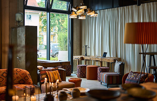 Die gemütliche Lobby des Hotel FREIgeist Göttingen Nordstadt gestaltet in warmen Farben