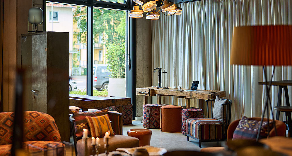 Die gemütliche Lobby des Hotel FREIgeist Göttingen Nordstadt gestaltet in warmen Farben