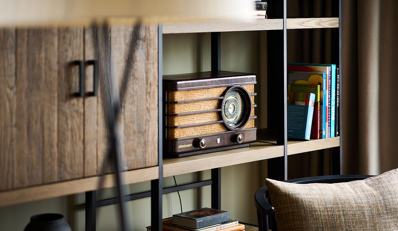 Detailaufnahme eines alten Radios in einem Schrank des Hotel FREIgeist
