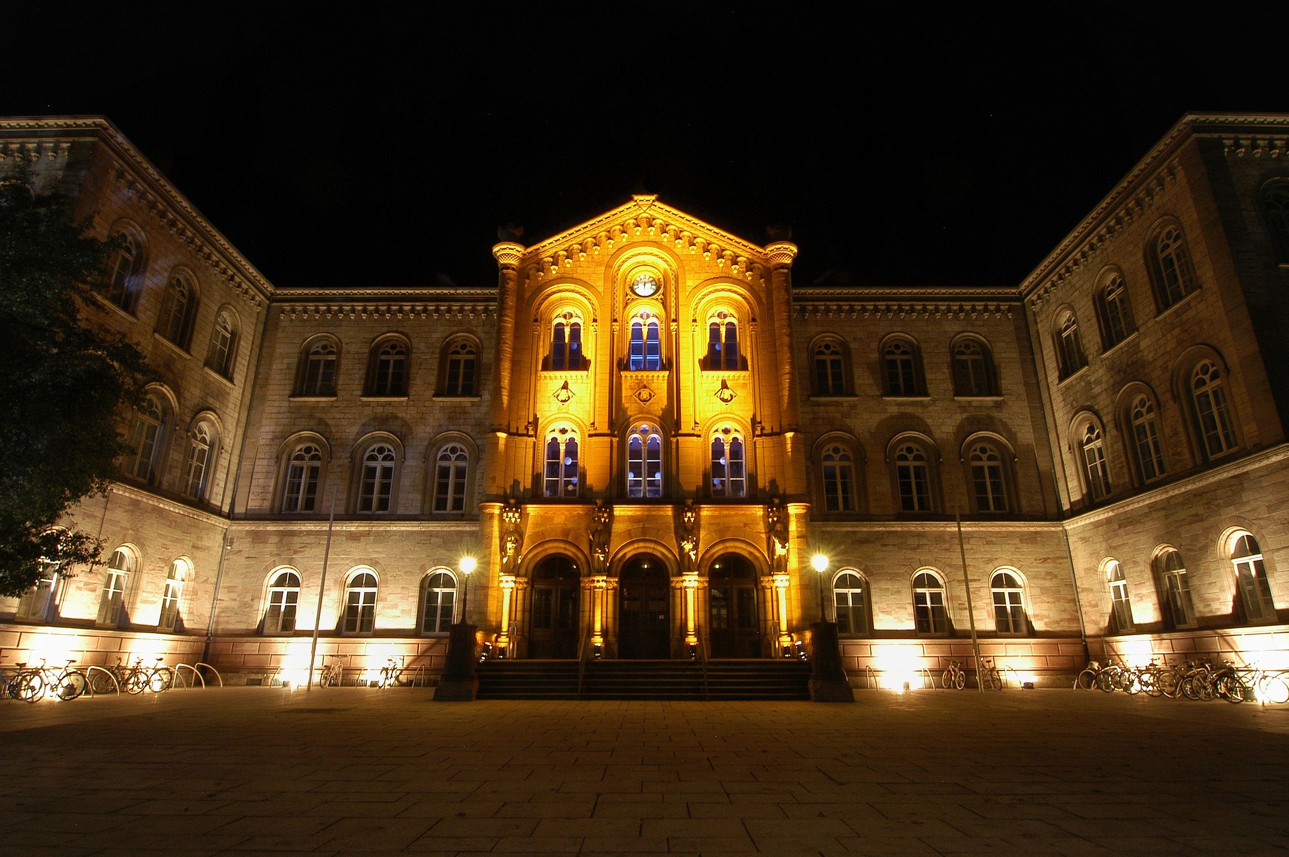 Die Außenansicht der beleuchteten Uni von Göttingen bei Nacht