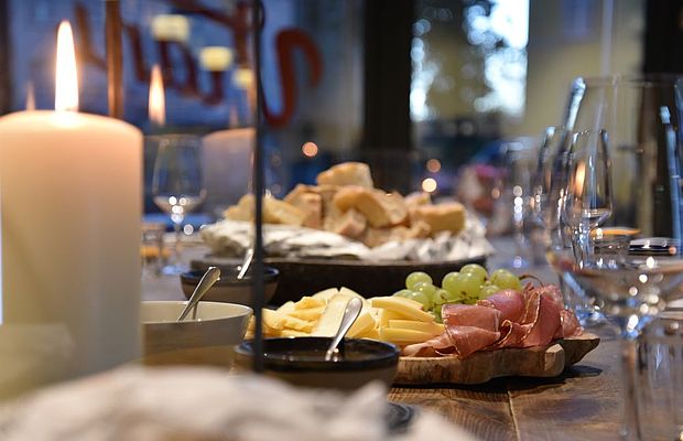 Stimmungsvolle Nahaufnahme von Antipasti-Platten im Viani Alimentari