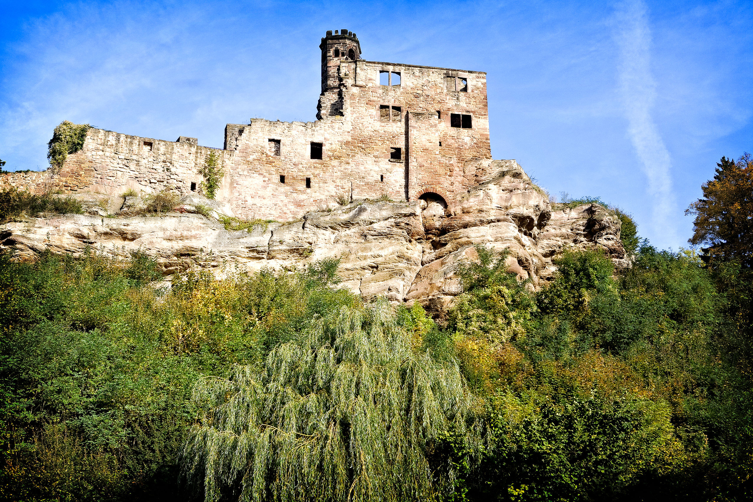 Die alte Burg Hardenberg vor blauem Himmel