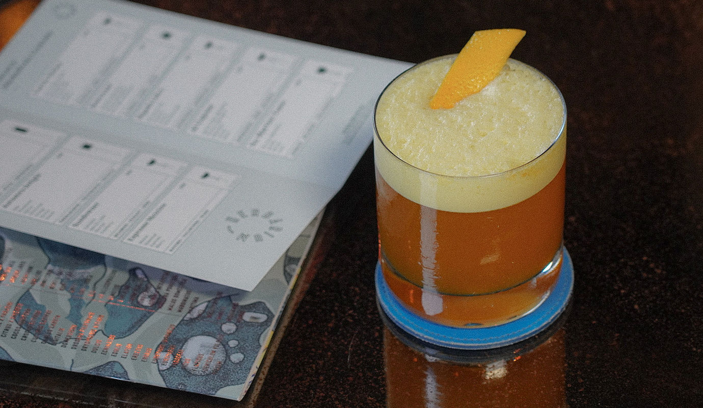 Whiskey-Sour-Cocktail in einer Cocktailbar in Göttingen.