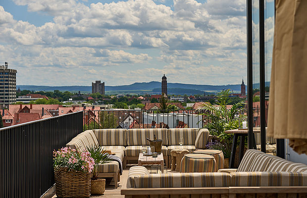 Die Skybar des Hotel FREIgeist mit gemütlichem Sofa und Champagner auf Eis