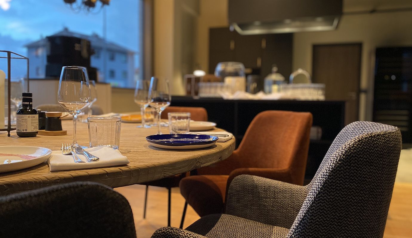 Modern gedeckter Tisch mit Polsterstühlen im FREIgeist Hotel Einbeck.