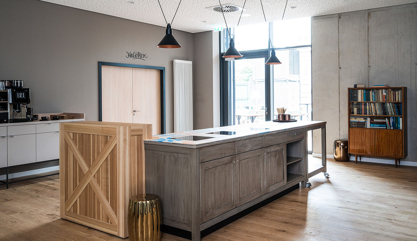 Eine Küche im Foyer des Tagungshotel FREIgeist in Göttingen Innenstadt