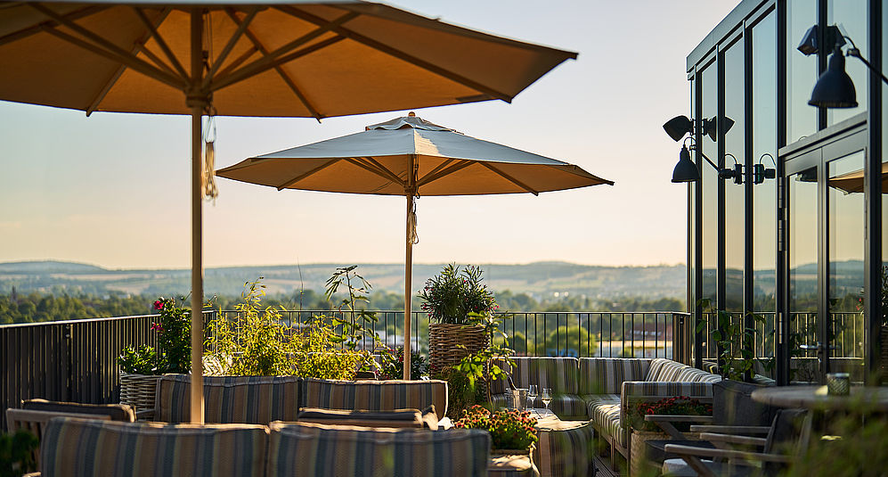 Die Skybar des Hotel FREIgeist in Göttingen Nordstadt mit zwei Sonnenschirmen und einem tollen Ausblick