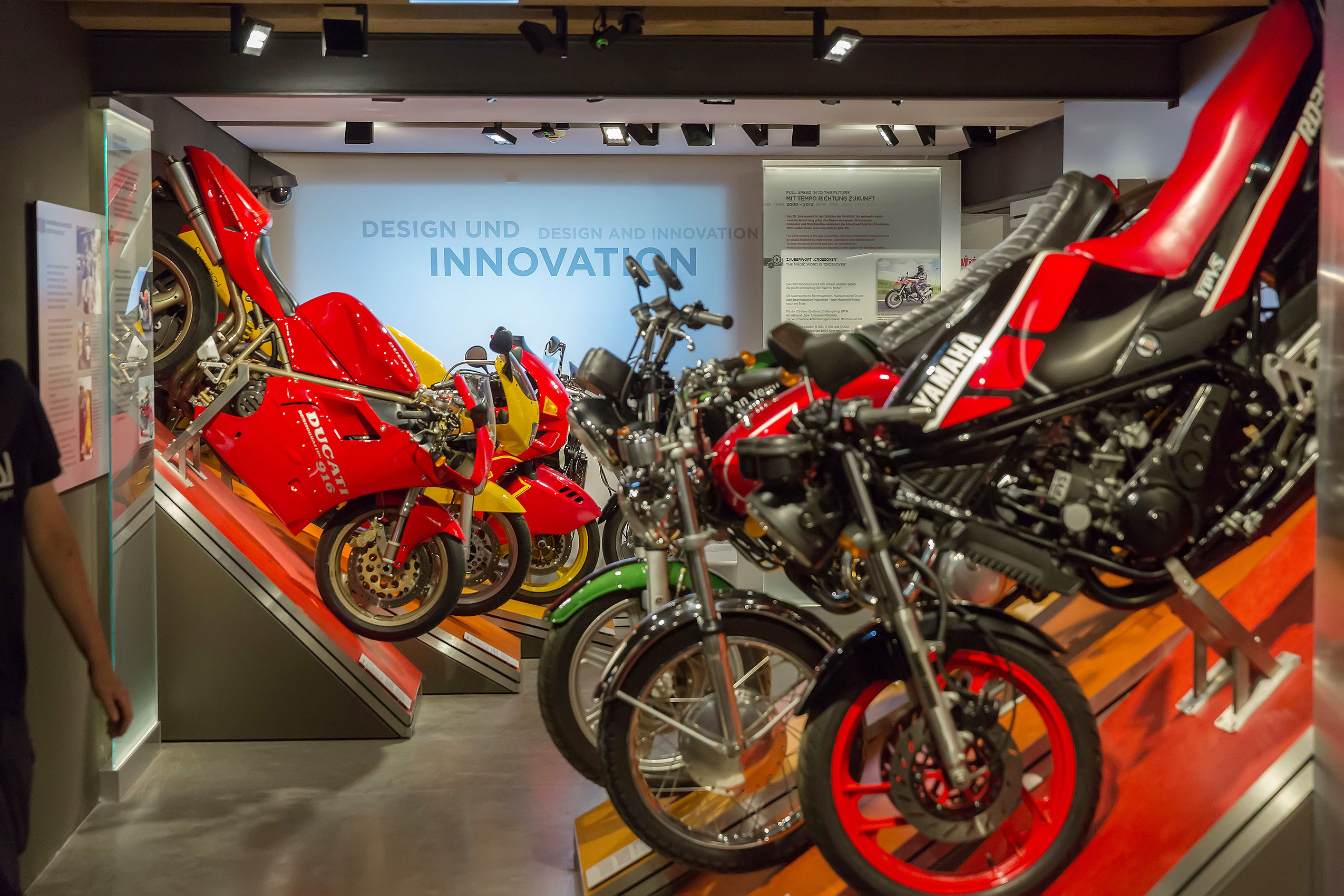 In einem Museum in der Nähe vom Biker Hotel im Harz stehen sich verschiedene Motorräder auf einer schrägen Rampe gegenüber
