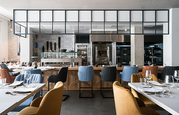 Ansicht der Restaurantküche und des Restaurantbereichs