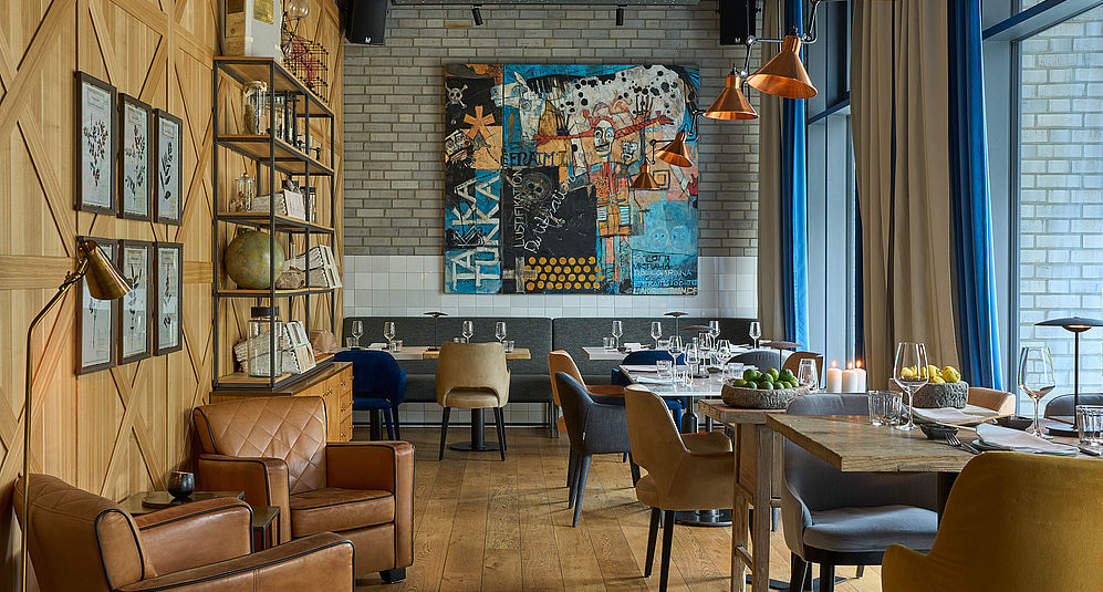 Ein Blick auf die Stühle und aufgestellten Tische im Restaurant Kaminlounge