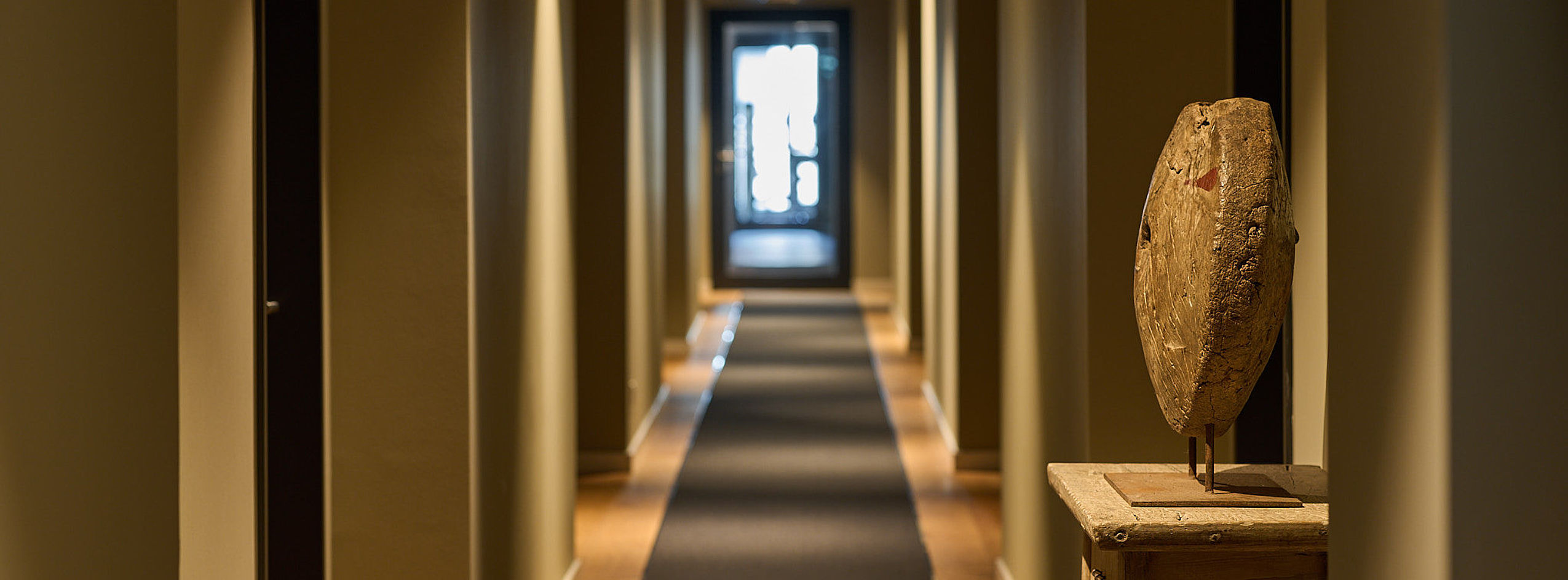Der lange Flur zur Lobby des Hotel FREIgeist in Göttingen Nordstadt