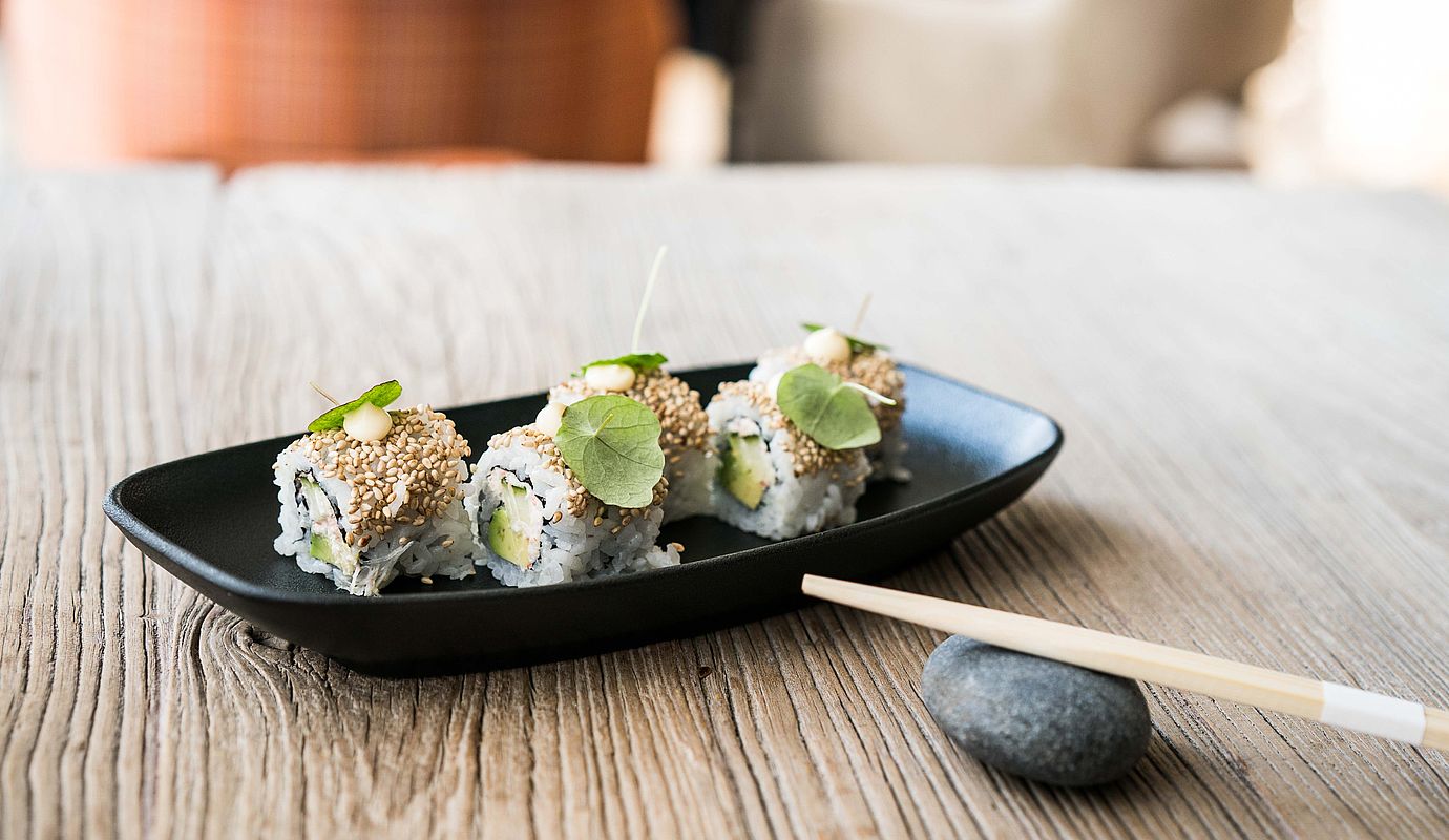 Leckeres Sushi angerichtet auf einem schwarzen Teller im Sushi Restaurant INTUU in Göttingen