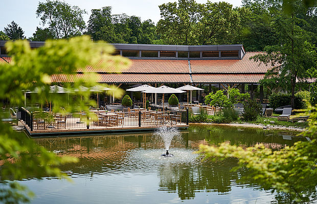 Der große Teich mit Springbrunnen vor der Sonnenterrasse des Hotel FREIgeist