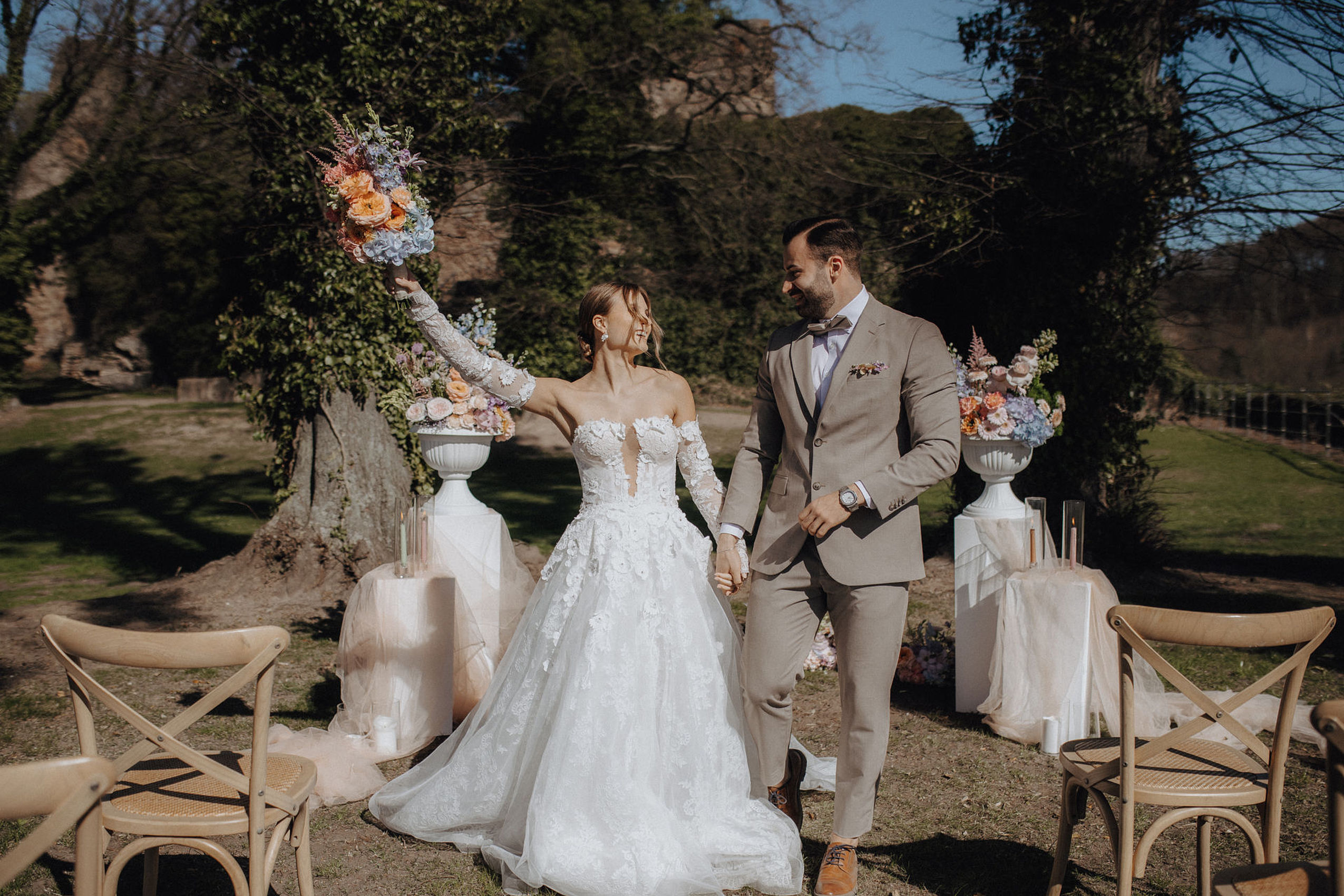 Brautpaar im Hardenberg Burghotel bei einer romantischen Outdoor-Hochzeit.