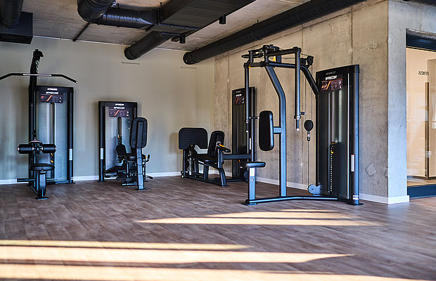 Der Innenbereich des Fitnessstudios im FREIgeist Hotel und die Fitnessgeräte darin