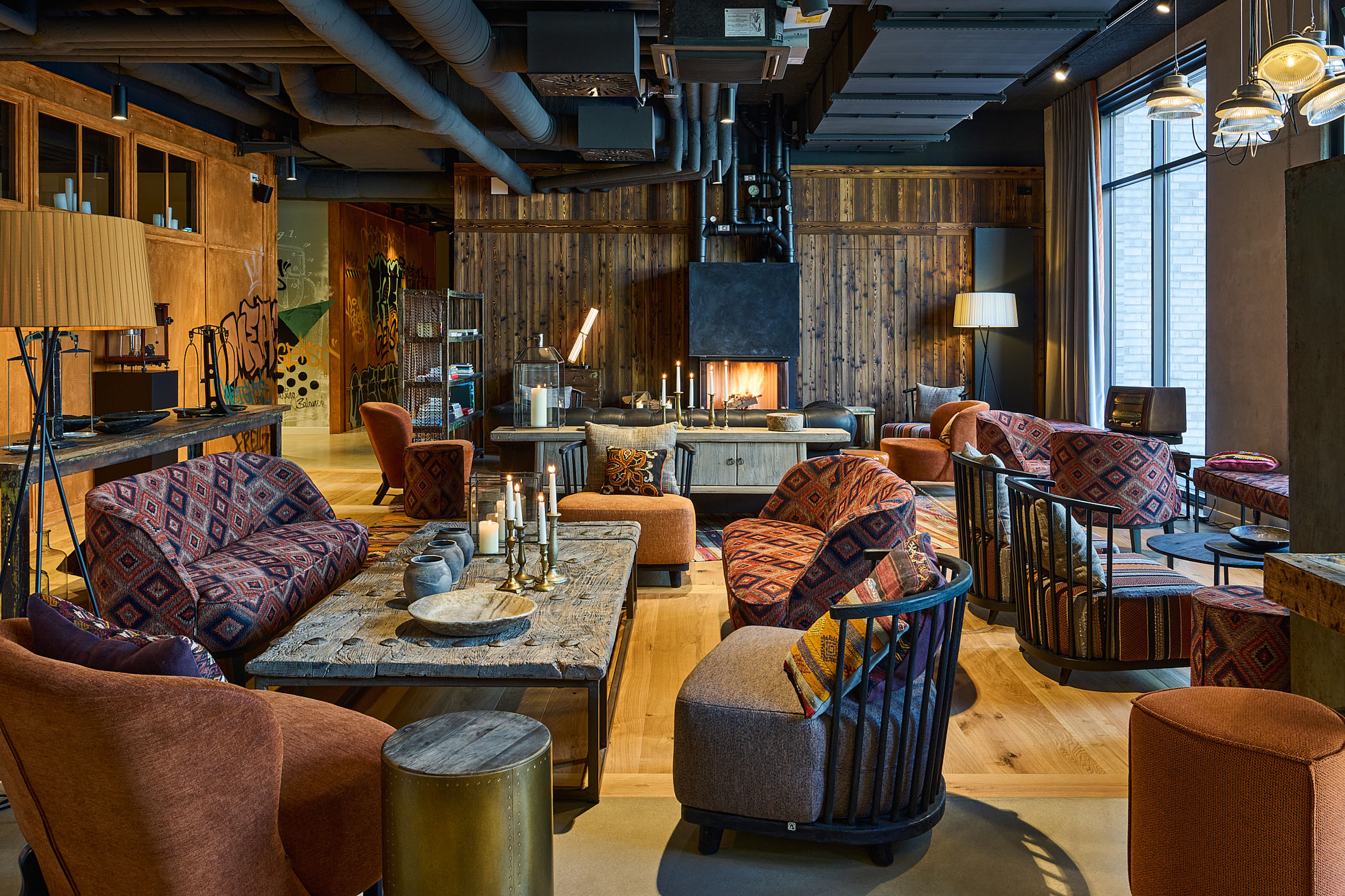 Ein Blick in die gemütliche und farbenfrohe Lobby des FREIgeist Göttingen Nordstadt Hotels